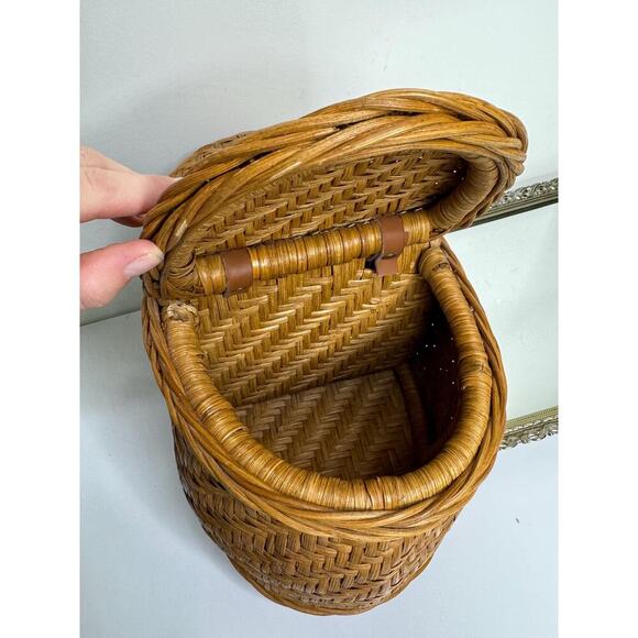 Beautiful Vintage Divided Wicker basket with leather hinges , Cottagecore - Picture 5 of 8